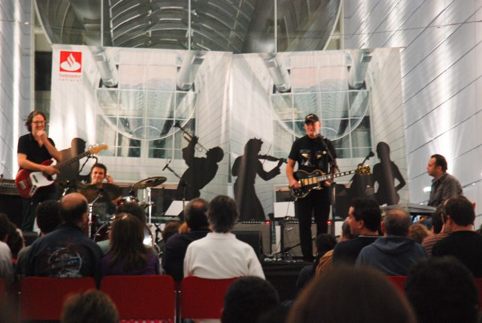 JAN AKKERMAN revela su versión en directo del éxito de FOCUS “SYLVIA”