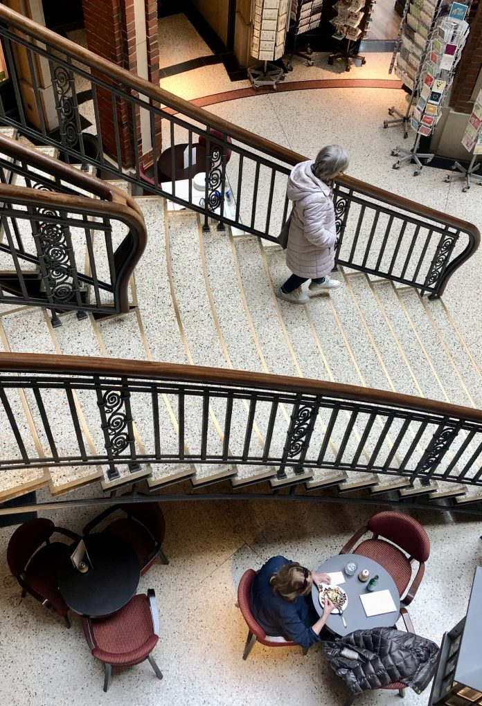 12 Moments When Quiet Kindness Became Someone’s Lifeline