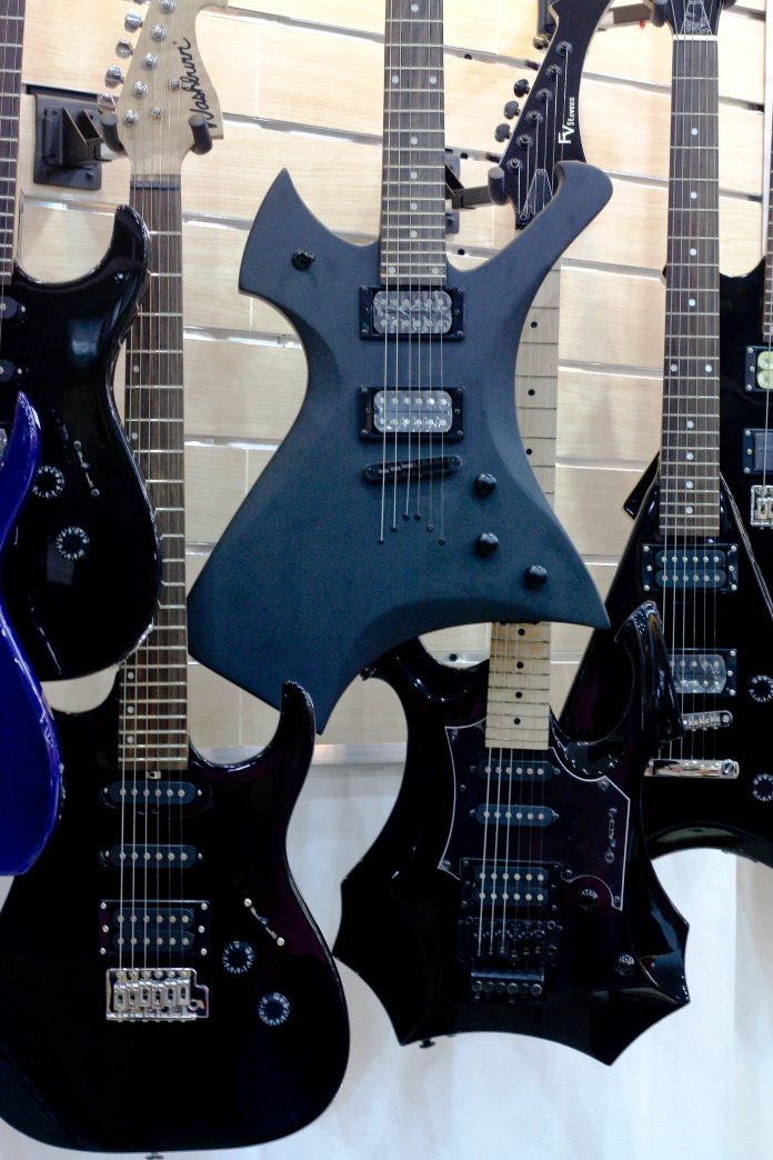 “I want to dedicate it to everyone in the guitar shop I grew up in and everyone in a bedroom with a dream”: Guitar at the Grammys 2026 – Slash and Andrew Watt pay tribute to Ozzy, Bruno Mars takes a solo, but Brent Hinds excluded from In Memoriam se